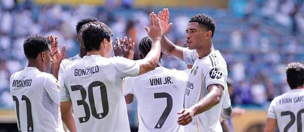 Hráči Realu Madrid oslavujú gól do siete Al Hilalu.