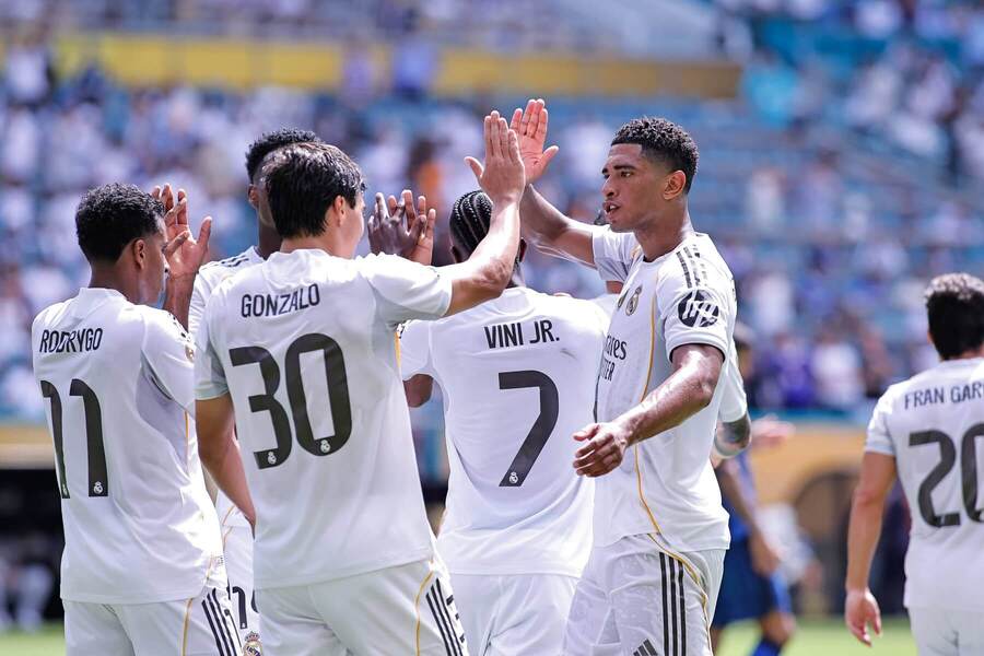 Hráči Realu Madrid oslavujú gól do siete Al Hilalu.