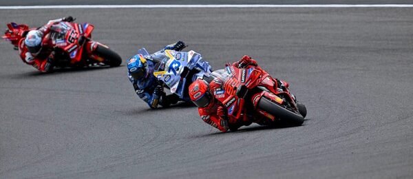 Marc Márquez (Ducati), Alex Márquez (Gresini) a Francesco Bagnaia (Ducati) počas šprintu.