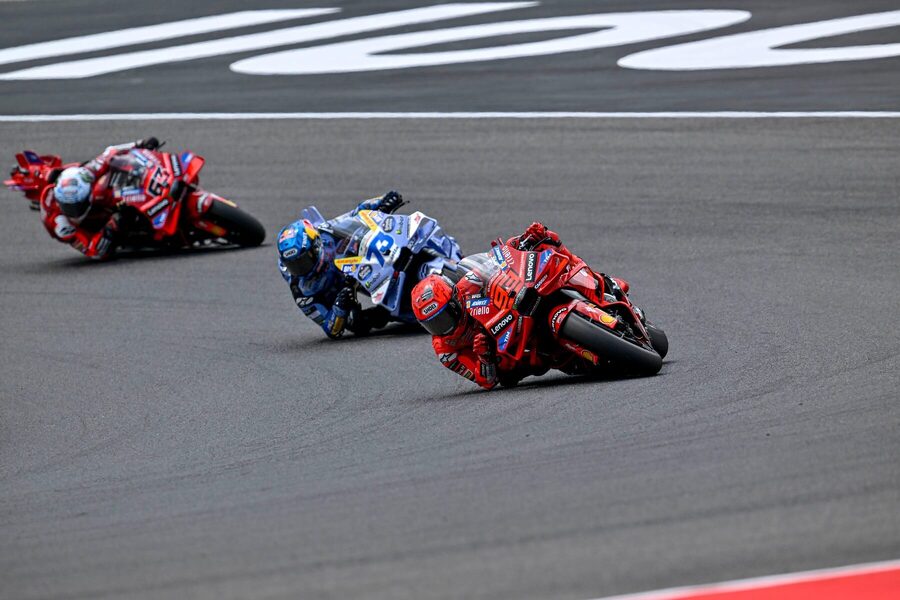 Marc Márquez (Ducati), Alex Márquez (Gresini) a Francesco Bagnaia (Ducati) počas šprintu.