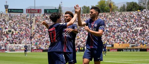 Hráči PSG oslavujú gól proti Atléticu.