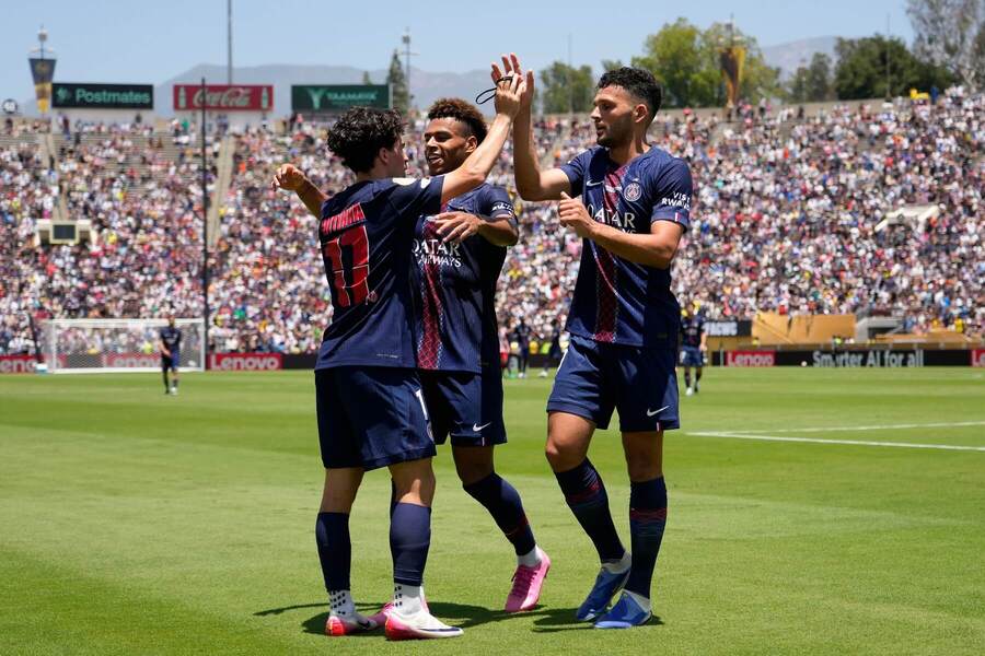 Hráči PSG oslavujú gól proti Atléticu.