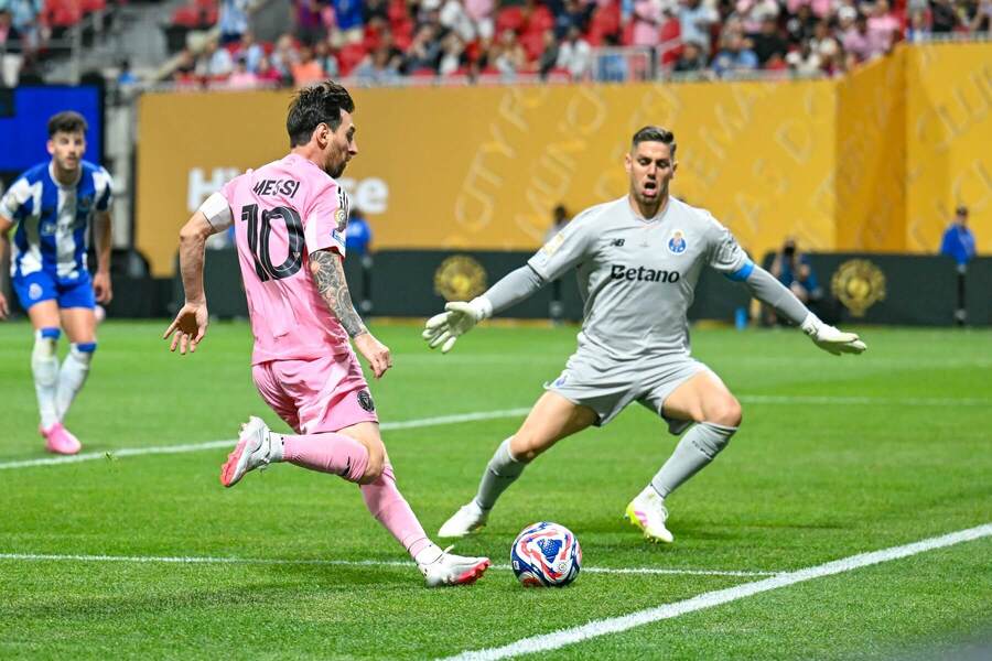 Lionel Messi (Miami) sa pokúša prekonať brankára Claudia Ramosa (Porto)