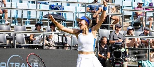 Slovenka Tereza Mihalíková sa teší z víťazstva v deblovom zápase na trávnatom turnaji WTA Berlín, ktoré dosiahla po boku Britky Olivie Nicholls