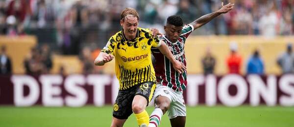  Julian Brandt z Borussie Dortmund súperí o loptu s Herculesom z Fluminense