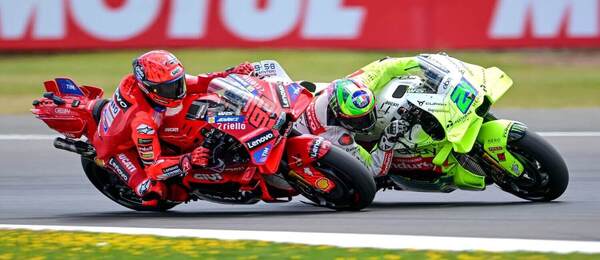 Marc Márquez (Ducati) predbieha Franca Morbidelliho (Pertamina VR46).