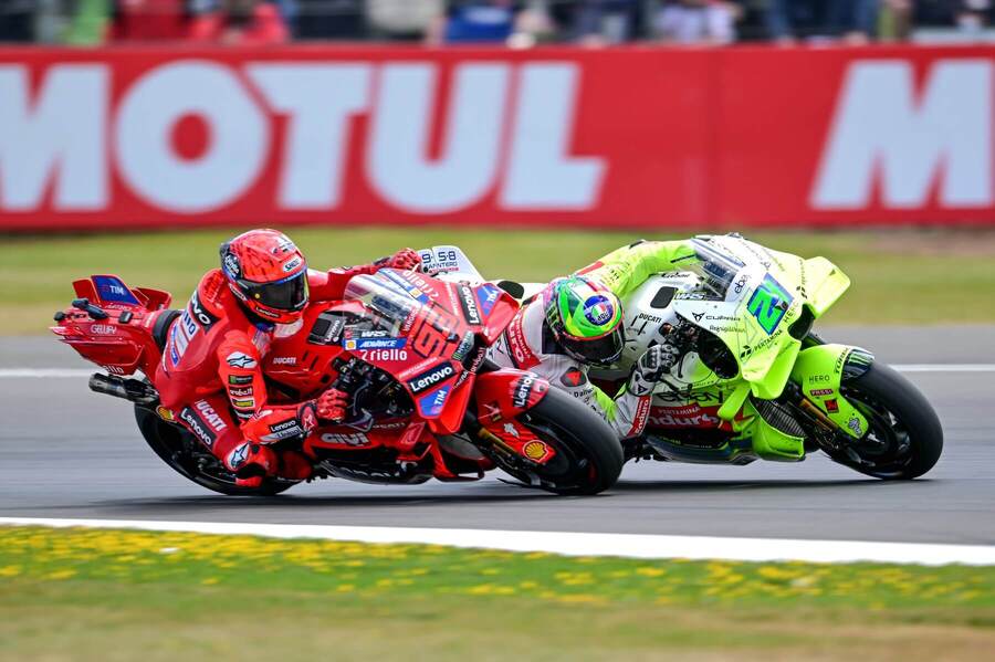 Marc Márquez (Ducati) predbieha Franca Morbidelliho (Pertamina VR46).