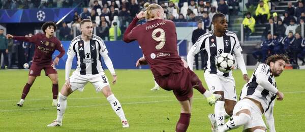 Útočník Manchesteru City Erling Haaland (v strede) zakončuje cez brániacich hráčov Juventusu (v bielo-čiernych dresoch) v decembrovom zápase oboch tímov v rámci 6. kola ligovej fázy Ligy majstrov 2024/25
