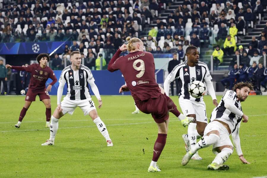 Útočník Manchesteru City Erling Haaland (v strede) zakončuje cez brániacich hráčov Juventusu (v bielo-čiernych dresoch) v decembrovom zápase oboch tímov v rámci 6. kola ligovej fázy Ligy majstrov 2024/25