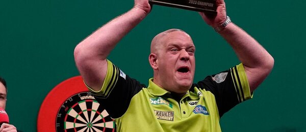 Michael van Gerwen (NED) sa teší z víťazstva v roku 2023.