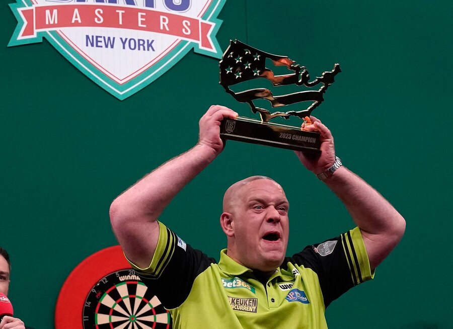 Michael van Gerwen (NED) sa teší z víťazstva v roku 2023.