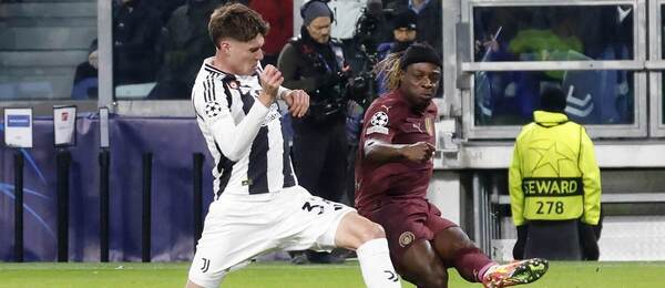 Jeremy Doku (vpravo) z Manchestru City v súboji s Nicolom Savonom (vľavo) z Juventusu