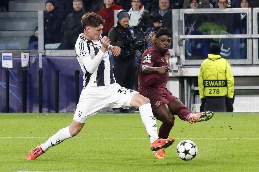 Jeremy Doku (vpravo) z Manchestru City v súboji s Nicolom Savonom (vľavo) z Juventusu