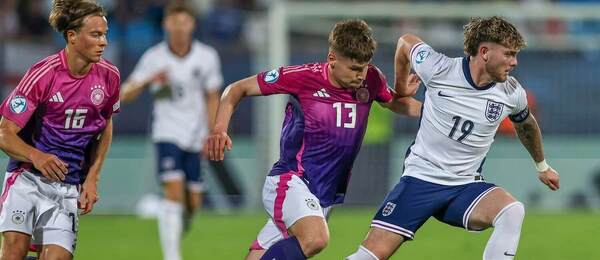 Zľava Nemci Caspar Jander (číslo dresu 16) a Lukas Ullrich (13), loptu má pod kontrolou Angličan Harvey Elliott (19) – zápas Anglicko vs. Nemecko v rámci 3. skupinovej fázy ME vo futbale U21 2025