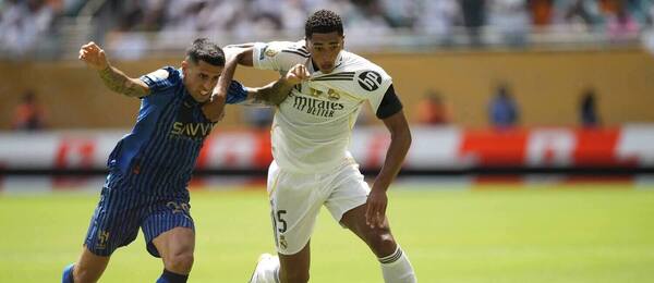 Jude Bellingham (vpravo) vs.  Joao Cancelo na MS klubov 2025