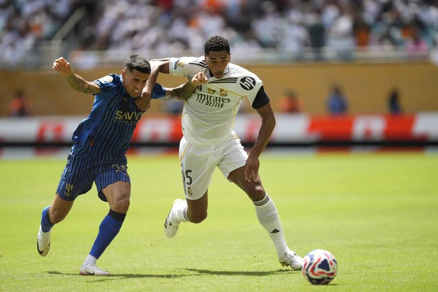 Jude Bellingham (vpravo) vs. Joao Cancelo na MS klubov 2025