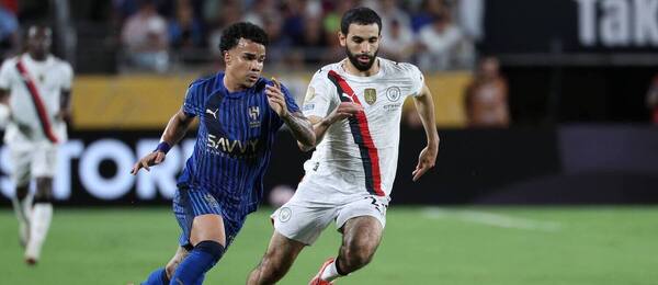 Kaio Cesar (Al-Hilal, v modrom) v súboji s Rayanom Ait-Nourim z Manchestru City