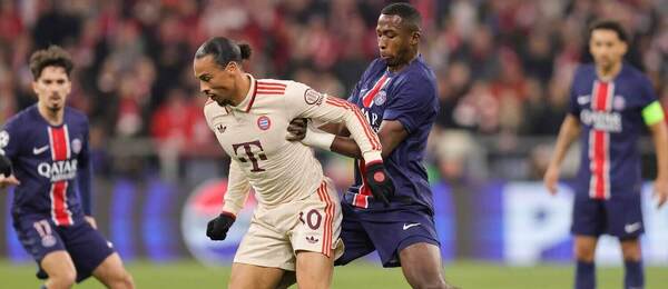 Útočník Bayernu Leroy Sané (vľavo) a obranca PSG Willian Pacho v súboji o loptu v zápase FC Bayern Mníchov vs. Paríž Saint-Germain FC v ligovej fáze Ligy majstrov 2024/2025