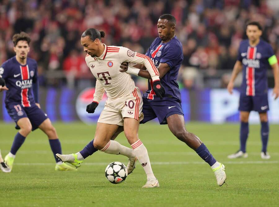 Útočník Bayernu Leroy Sané (vľavo) a obranca PSG Willian Pacho v súboji o loptu v zápase FC Bayern Mníchov vs. Paríž Saint-Germain FC v ligovej fáze Ligy majstrov 2024/2025