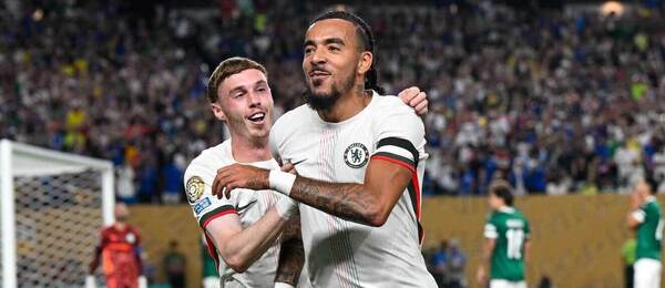 Hráči Chelsea Cole Palmer (vľavo) a Malo Gusto (vpravo).
