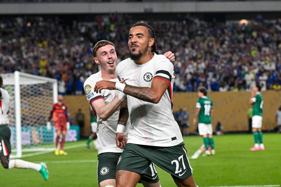 Hráči Chelsea Cole Palmer (vľavo) a Malo Gusto (vpravo).