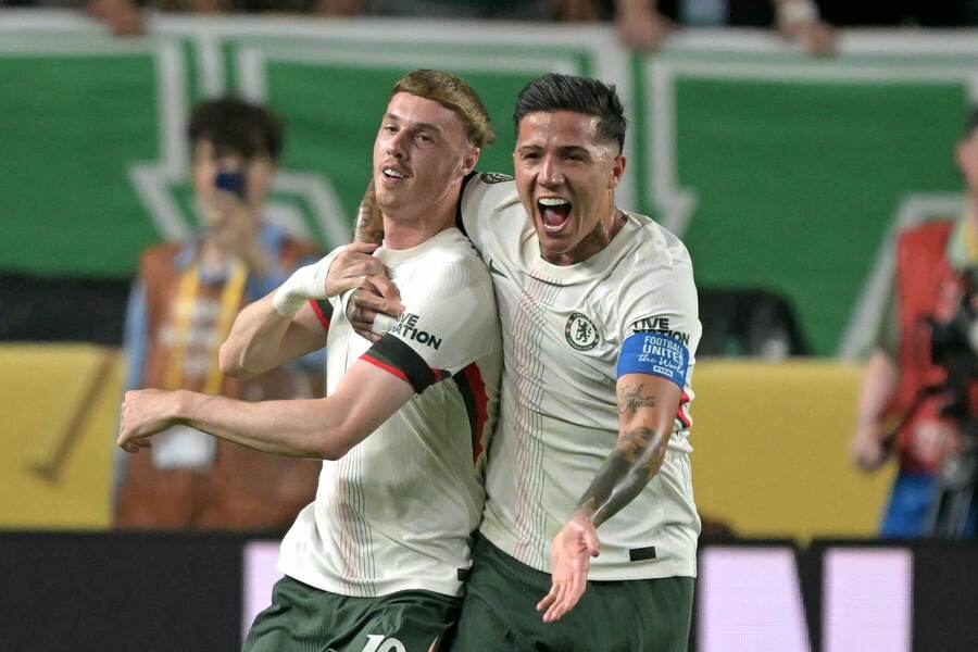 Futbalisti Chelsea Cole Palmer (vľavo) a Enzo Fernández.