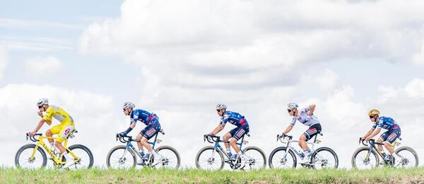 Mathieu van der Poel na čele malej skupinky (Tour de France 2025)