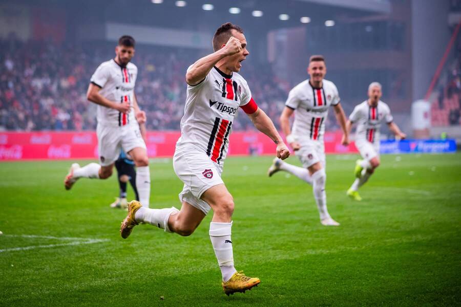 Martin Mikovič oslavuje gól so spoluhráčmi.