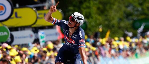 Mathieu van der Poel sa teší v cieli na Mur de Bretagne (Tour de France 2021)