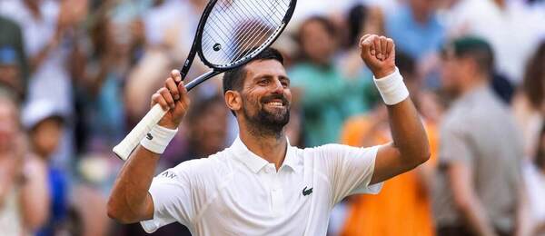 Srb Novak Djokovič oslavuje triumf vo štvrťfinále Wimbledonu.