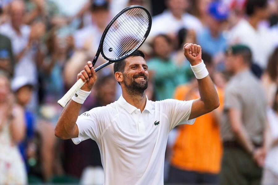 Srb Novak Djokovič oslavuje triumf vo štvrťfinále Wimbledonu.