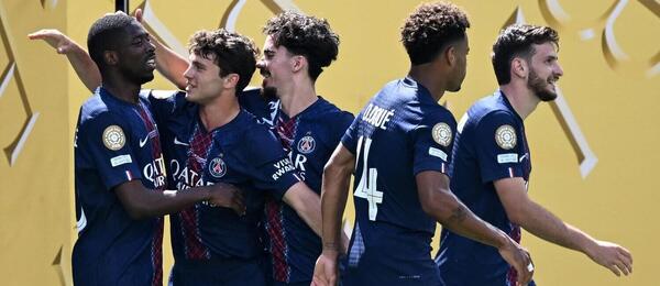 Parížania oslavujú gól do siete Realu Madrid.