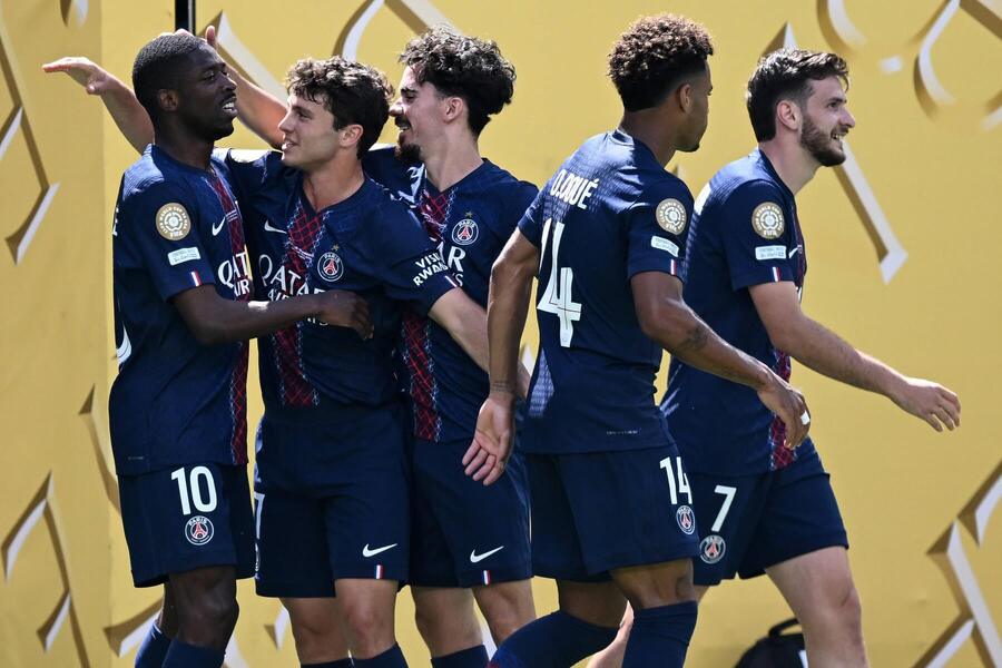 Parížania oslavujú gól do siete Realu Madrid.