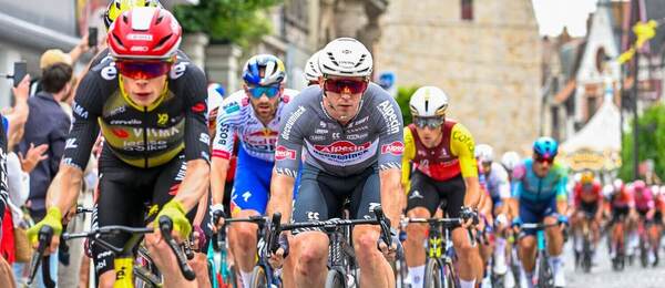 Jonas Vingegaard a v pozadí za ním Kaden Groves (Tour de France 2025)