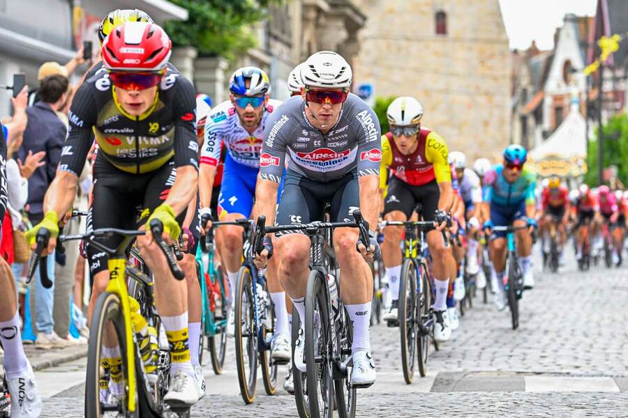 Jonas Vingegaard a v pozadí za ním Kaden Groves (Tour de France 2025)