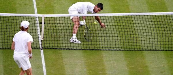 Carlos Alcaraz sa snaží dosiahnuť na &quot;kraťas&quot; Jannika Sinnera (Wimbledon 2022)