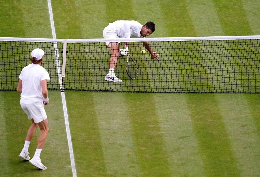Carlos Alcaraz sa snaží dosiahnuť na &quot;kraťas&quot; Jannika Sinnera (Wimbledon 2022)