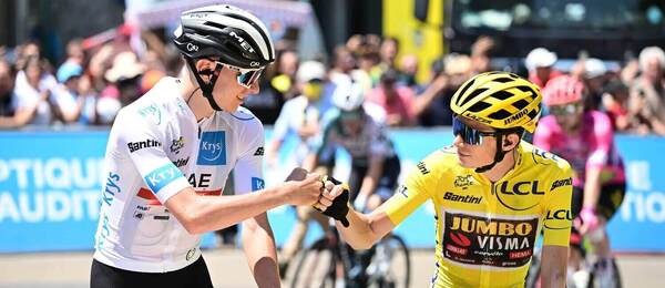 Tadej Pogačar (v bielom) a Jonas Vingegaard (v žltom) počas 18. etapy TdF 2025, ktorá končila na Hautacame.