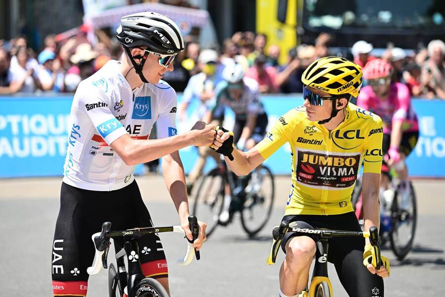 Tadej Pogačar (v bielom) a Jonas Vingegaard (v žltom) počas 18. etapy TdF 2025, ktorá končila na Hautacame.
