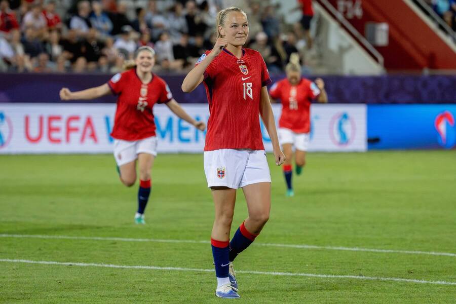 Nórka Frida Leonhardsen Maanum v zápase proti Islandu