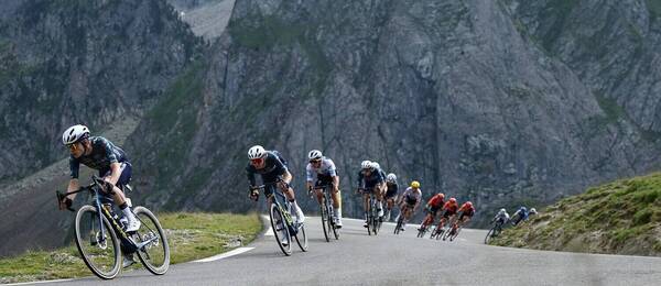 Jonas Vingegaard na čele skupinky v zjazde z Col du Tourmalet (Tour de France 2024)