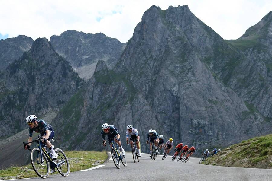 Jonas Vingegaard na čele skupinky v zjazde z Col du Tourmalet (Tour de France 2024)