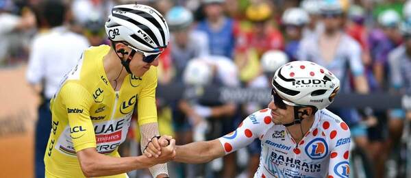 Vedúci muži Tour de France 2025 – v žltom Tadej Pogačar (celkové poradie), v bodkovanom Lenny Martinez (vrchárska súťaž)