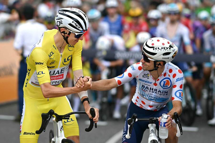 Vedúci muži Tour de France 2025 – v žltom Tadej Pogačar (celkové poradie), v bodkovanom Lenny Martinez (vrchárska súťaž)