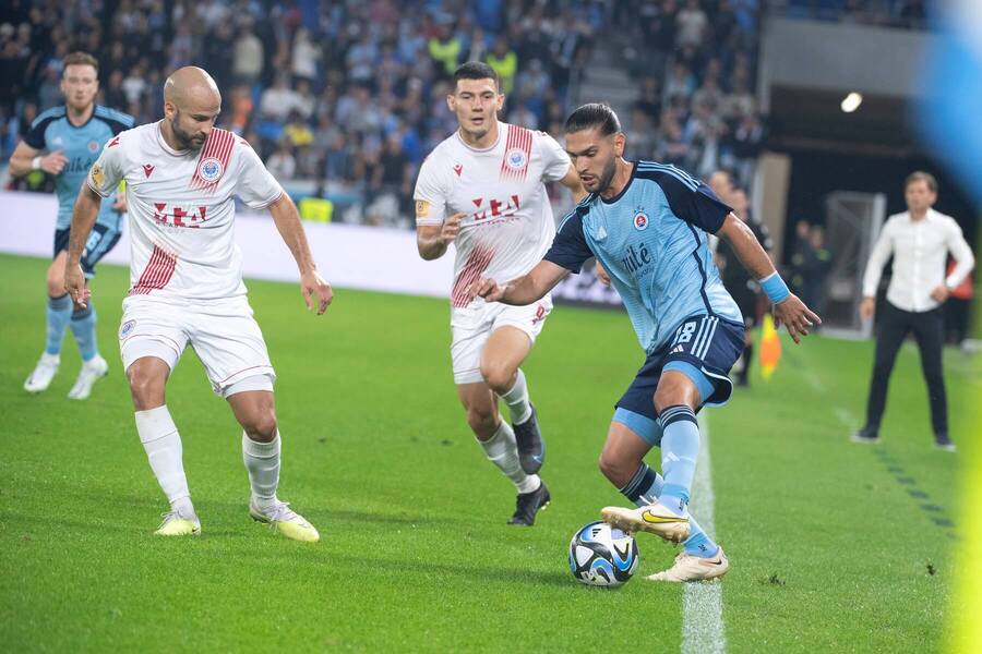 Kyriakos Savvidis (Slovan) proti hráčom HŠK Zrinjski.