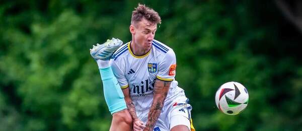 Obranca FC Košice Dominik Kružliak v hlavičkovom súboji.