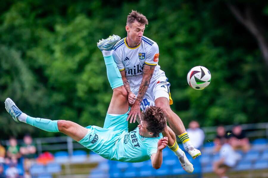 Obranca FC Košice Dominik Kružliak v hlavičkovom súboji.