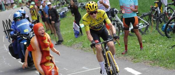 Jonasa Vingegaarda počas stúpania na Col de la Loze naháňa malý párok v rožku (Tour de France 2023)