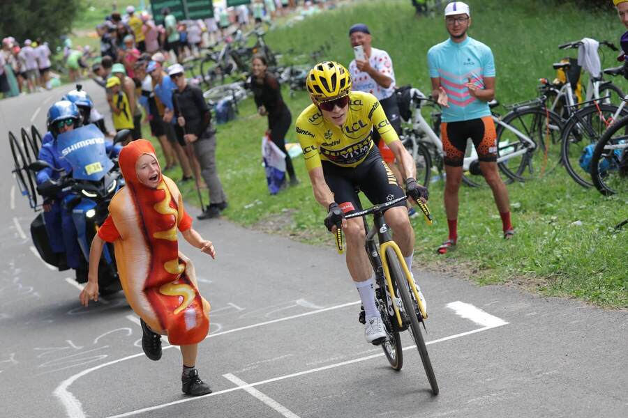 Jonasa Vingegaarda počas stúpania na Col de la Loze naháňa malý párok v rožku (Tour de France 2023)