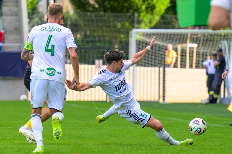 Roman Begala zakončuje v páde.